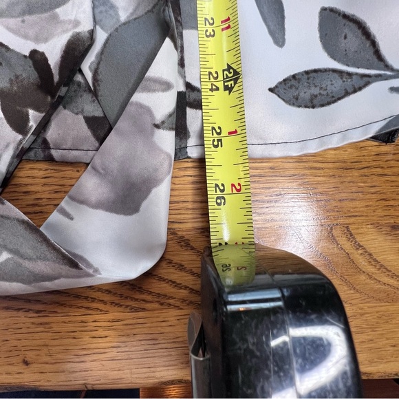 ⭐️ East 5th Shades of Gray Leafy Print Top Size XL Ruffle Neck Tie Waist - Picture 11 of 13